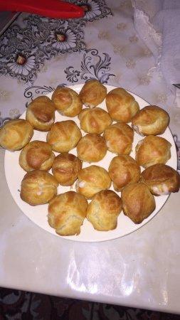 Кто-то читает,а кто-то угощает!