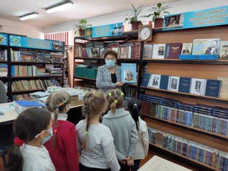 Знакомство с личностью Лидера нации ученики 1б класса провели в школьной библиотеке.Ребята послушали лекцию ,прочитали отрывки из книг,рассмотрели фотографии Первого Президента.