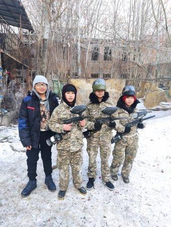 Ученики 7б класса в дни зимних каникул  вместе с родителями посетили пинтбол-клуб и весело провели время