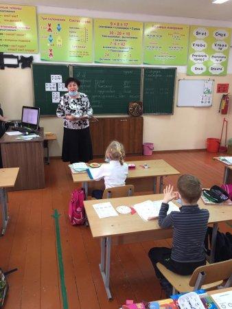 В рамках проекта "Читающая школа" ученики 1г класса отрабатывали навык громкого чтения по теме Добро не забывается".Провела мероприятие 22.01.2021 г. библиотекарь Игнатьева Н.П.