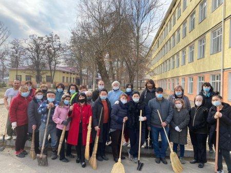 Коллектив школы принял участие в городском субботник и почистил школьный двор от зимнего мусора