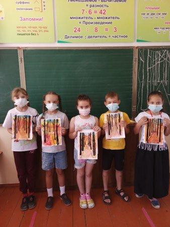 28 июня продолжил работу школьный кружок рисования. На этот раз ребята постарались изобразить прекрасные цветы и  птиц родного края.