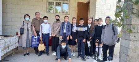 В канун Дня Учителя учащиеся школы посетили бывших учителей школы,ветеранов труда и поздравили с праздником.