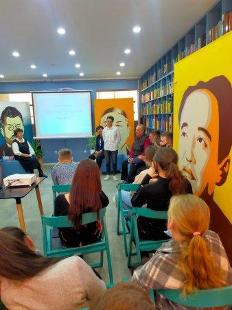 Очередная встреча прошла с поэтом-земляком Шестаковым А.С.Поэт прочитал свои стихи,а старшеклассники-свои.Вот такой вот поэтический бал состоялся в стенах Семейной библиотеки 12 ноября 2021 года